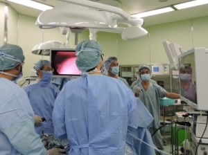 外科医と内視鏡医が合同で手術を行います